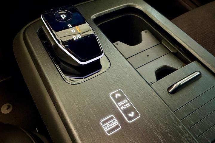 Grå Nissan Ariya fra 2026