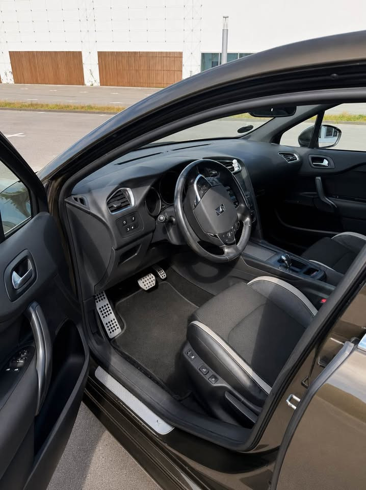 Brun Citroën DS4 fra 2012
