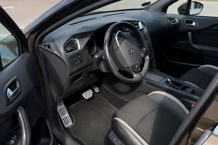 Brun Citroën DS4 fra 2012