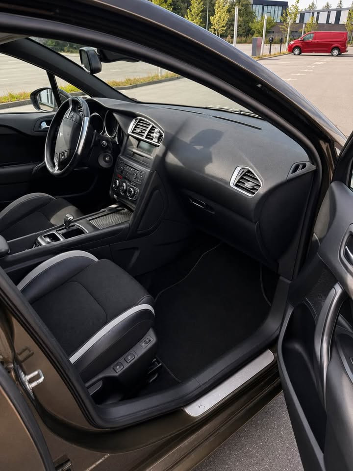Brun Citroën DS4 fra 2012