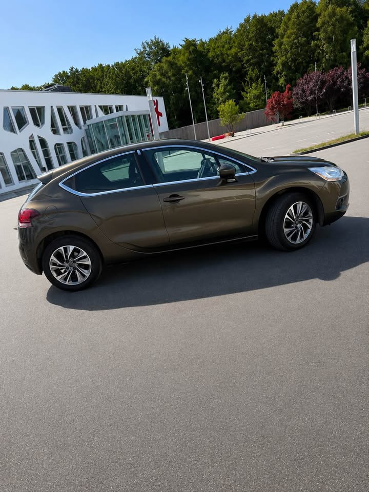 Brun Citroën DS4 fra 2012