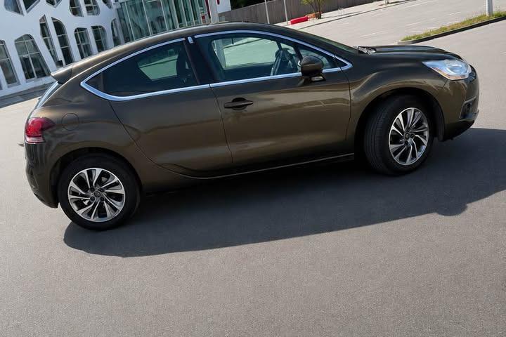Brun Citroën DS4 fra 2012