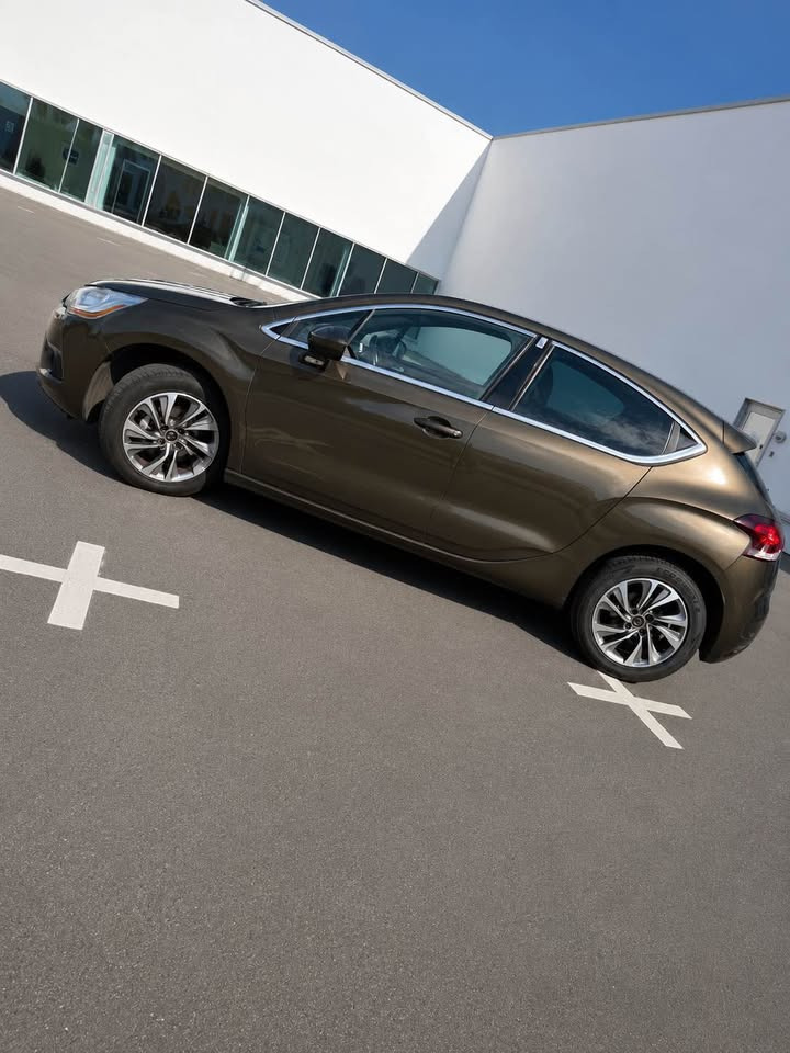 Brun Citroën DS4 fra 2012