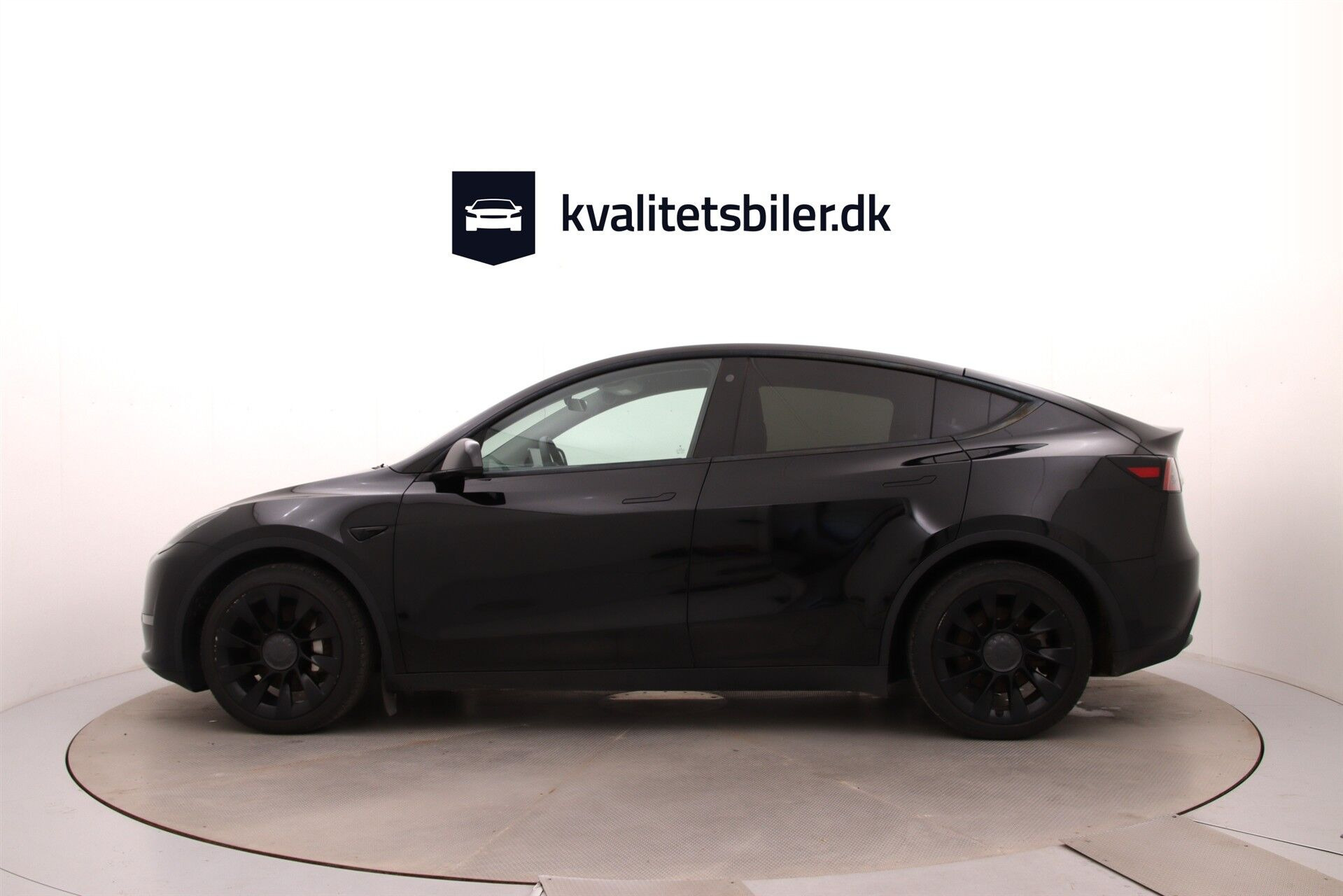 Sort Tesla Model Y fra 2023