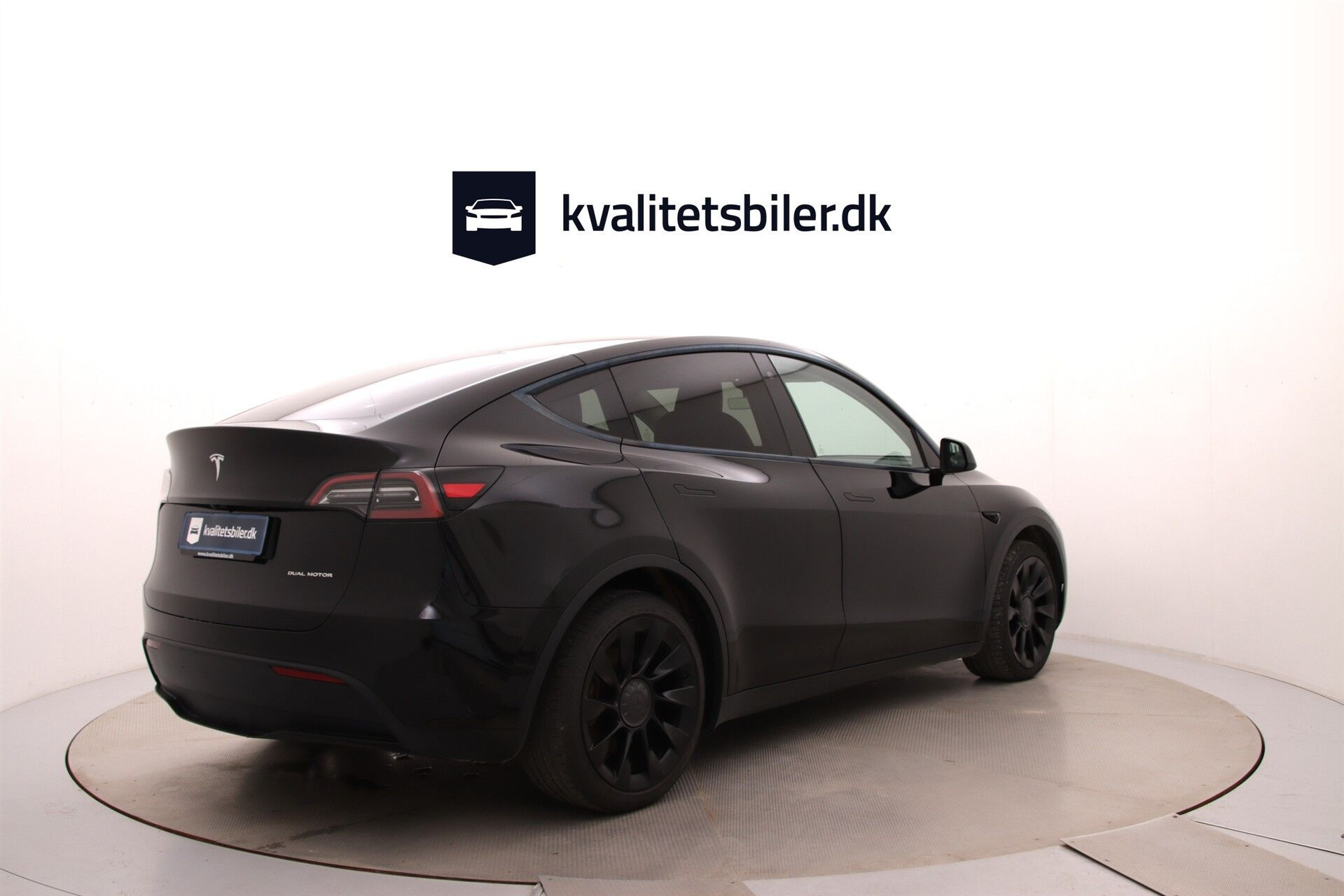 Sort Tesla Model Y fra 2023