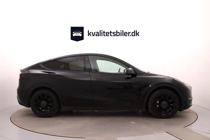 Sort Tesla Model Y fra 2023