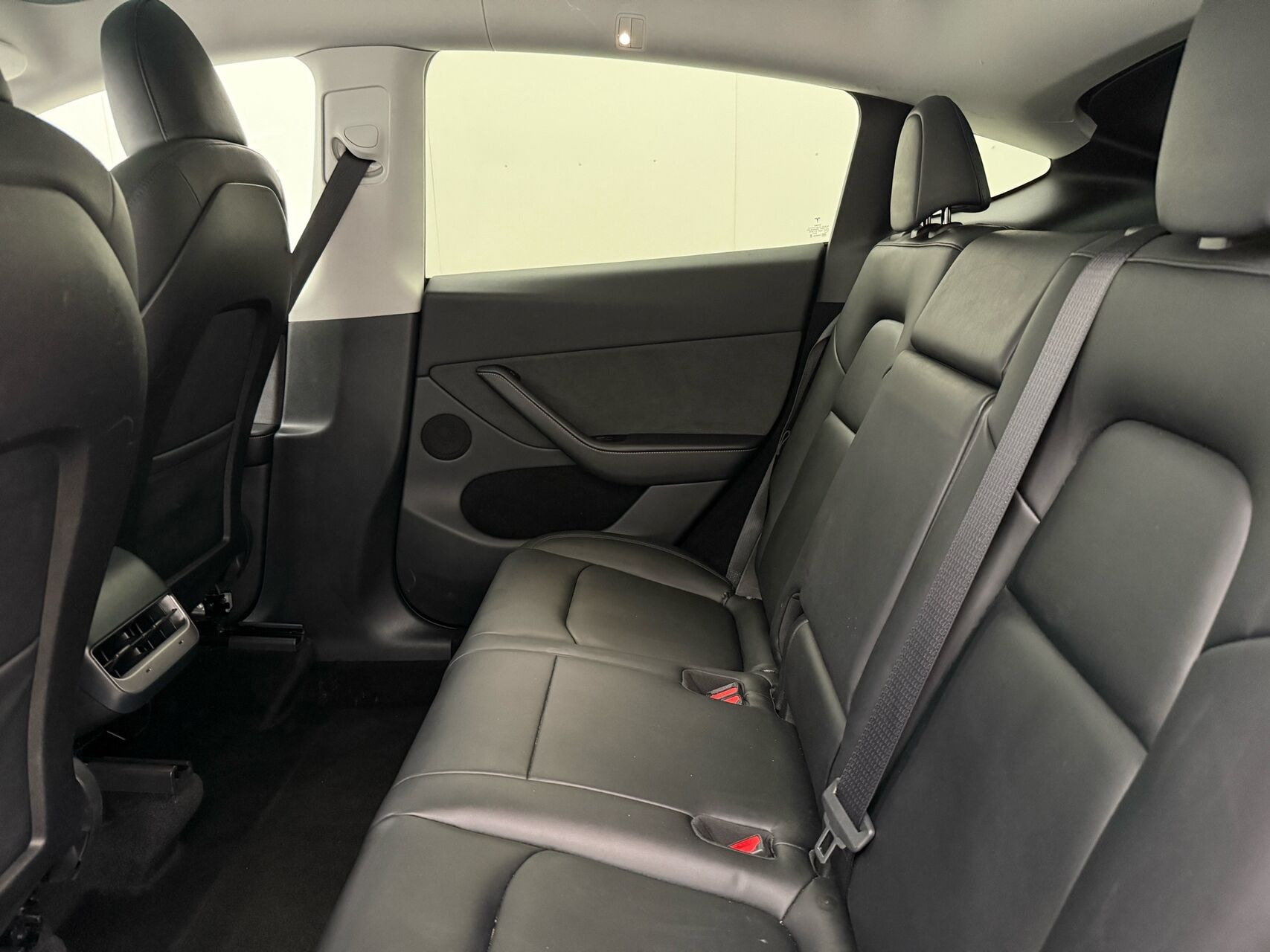 Sort Tesla Model Y fra 2023