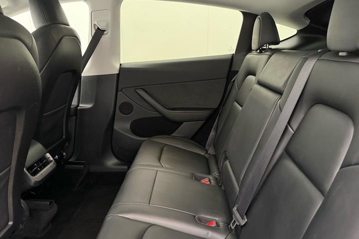 Sort Tesla Model Y fra 2023
