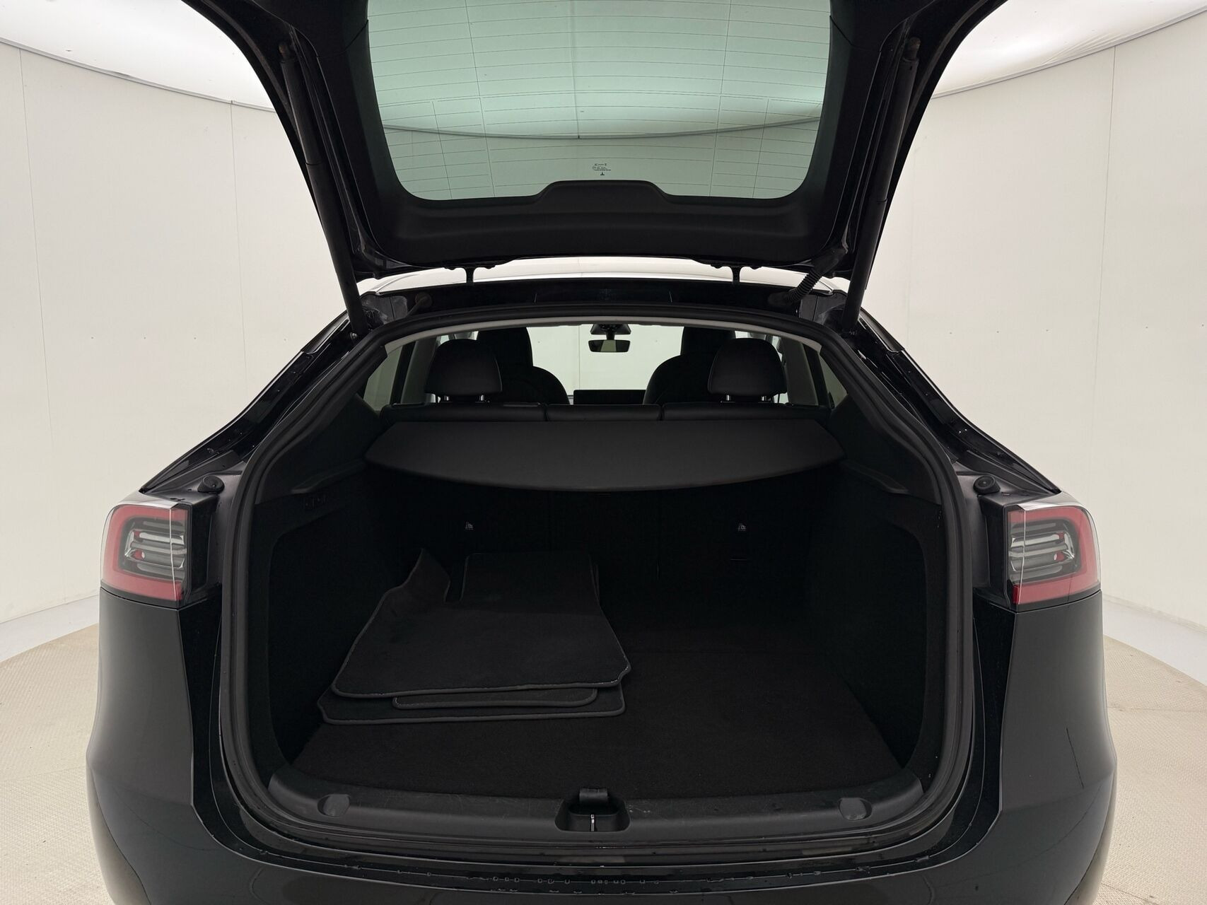 Sort Tesla Model Y fra 2023