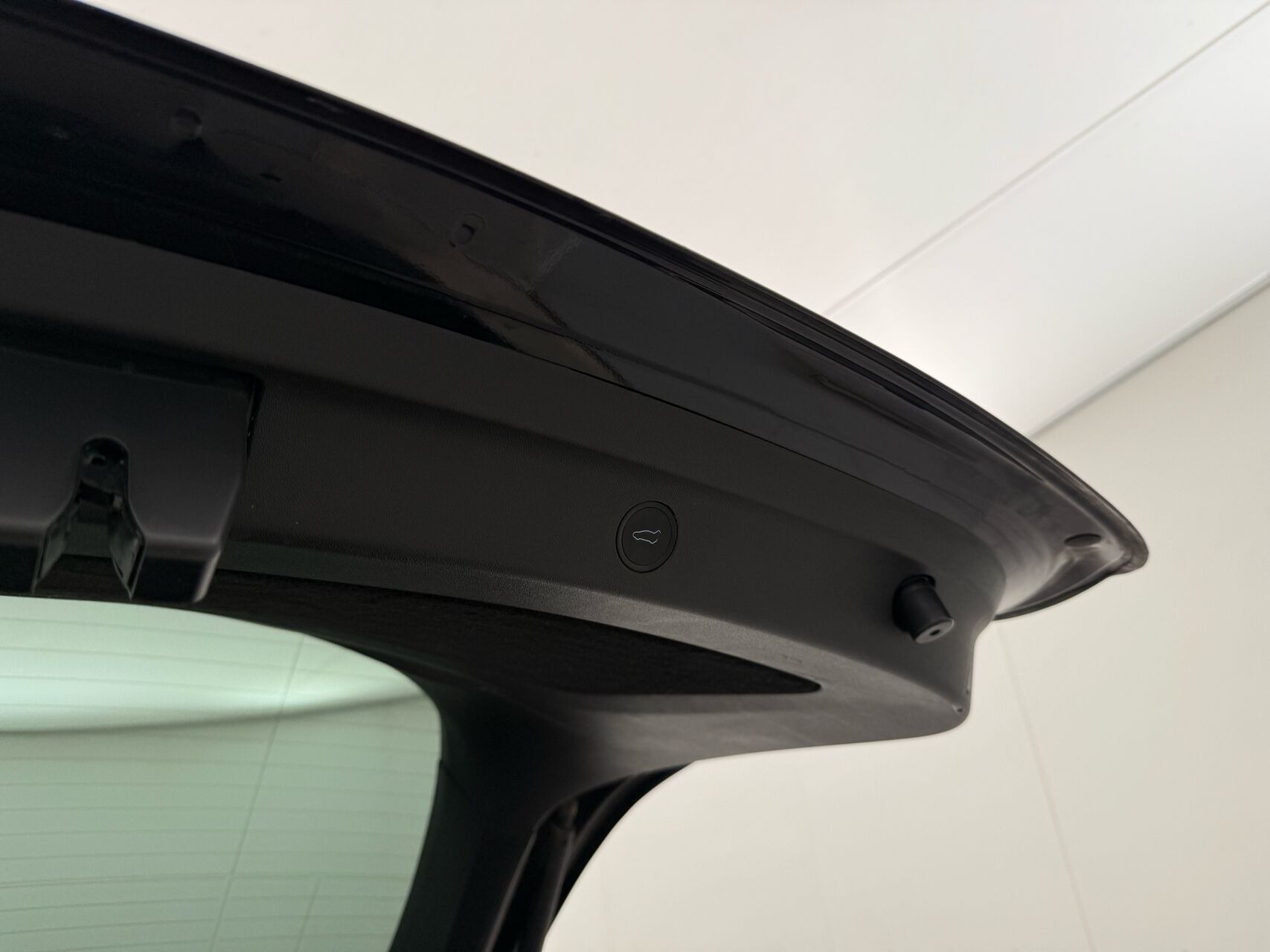 Sort Tesla Model Y fra 2023
