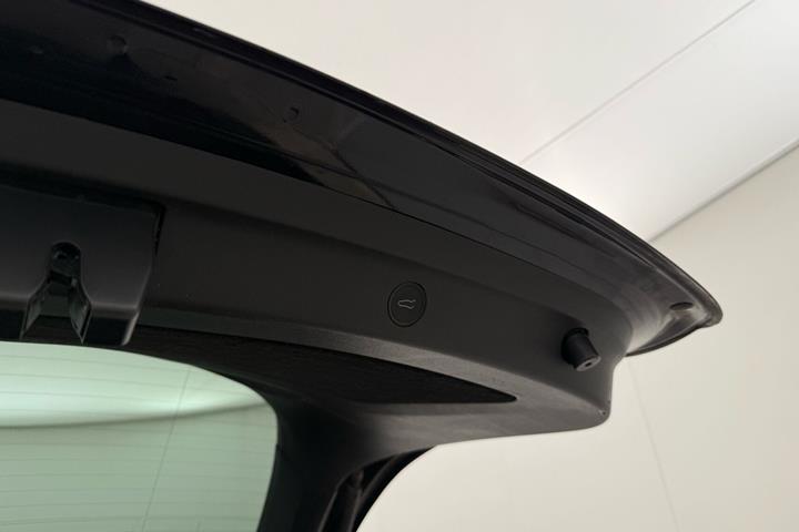 Sort Tesla Model Y fra 2023