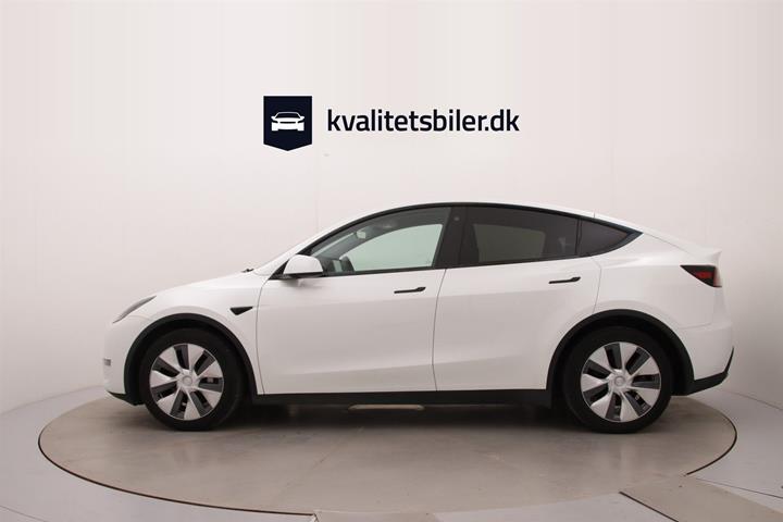 Hvid Tesla Model Y fra 2023