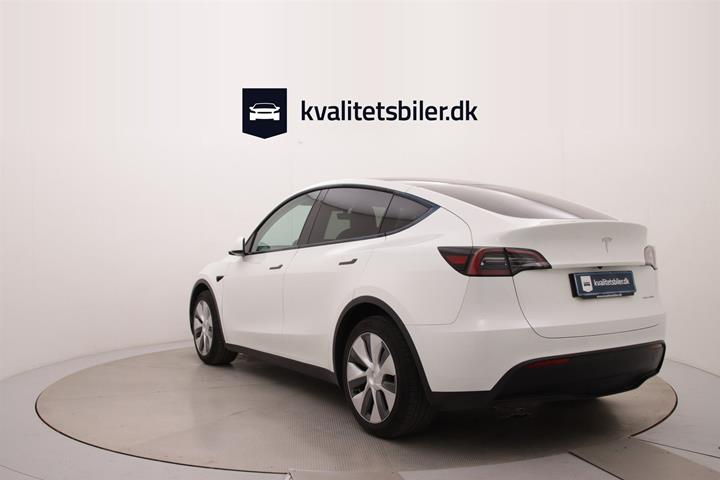 Hvid Tesla Model Y fra 2023