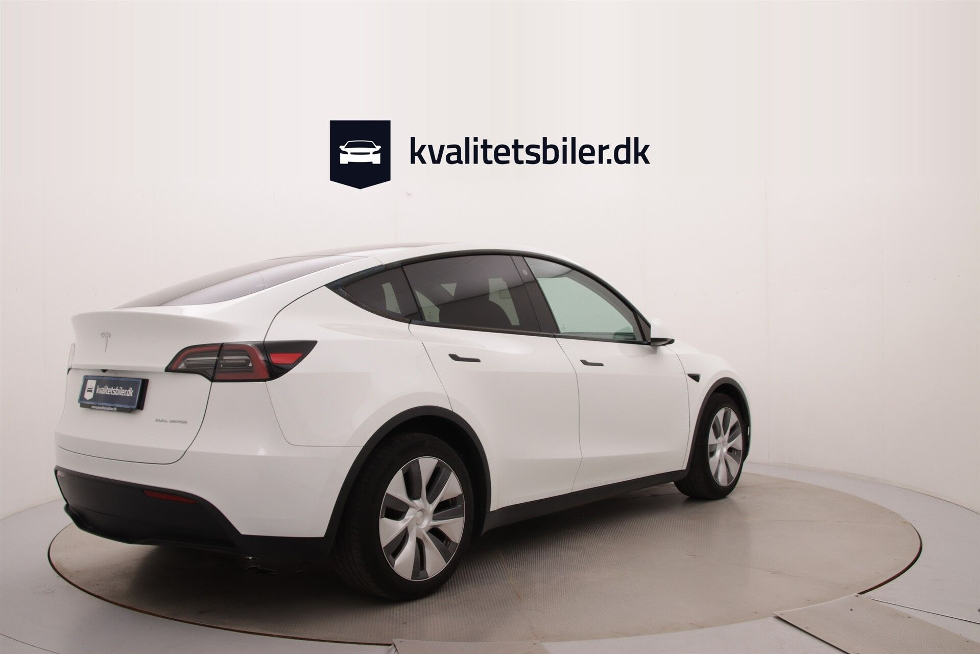 Hvid Tesla Model Y fra 2023