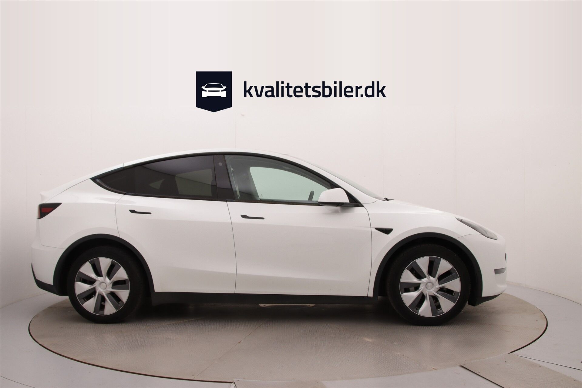 Hvid Tesla Model Y fra 2023