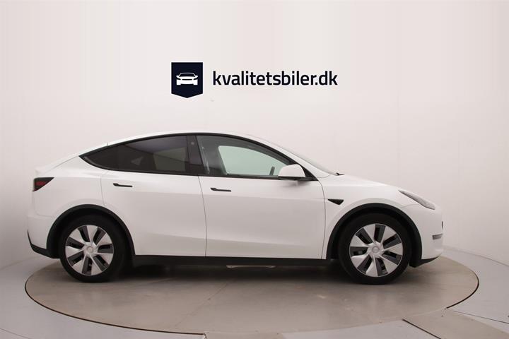 Hvid Tesla Model Y fra 2023