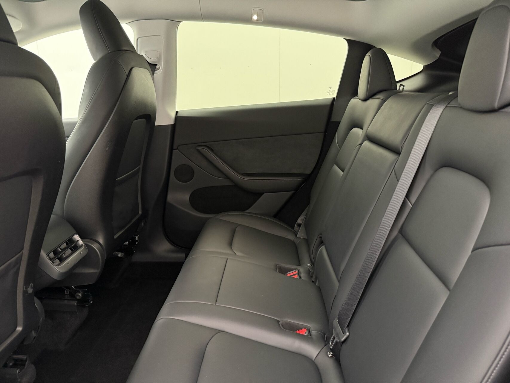 Hvid Tesla Model Y fra 2023
