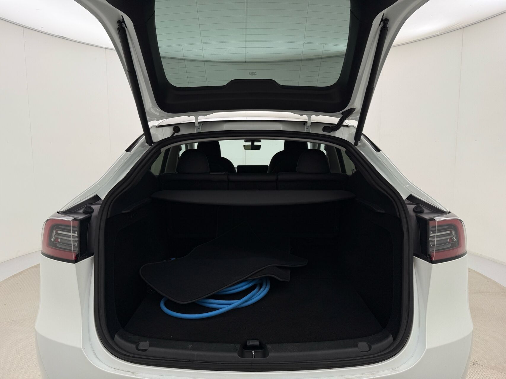 Hvid Tesla Model Y fra 2023
