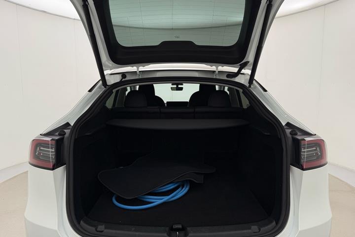 Hvid Tesla Model Y fra 2023