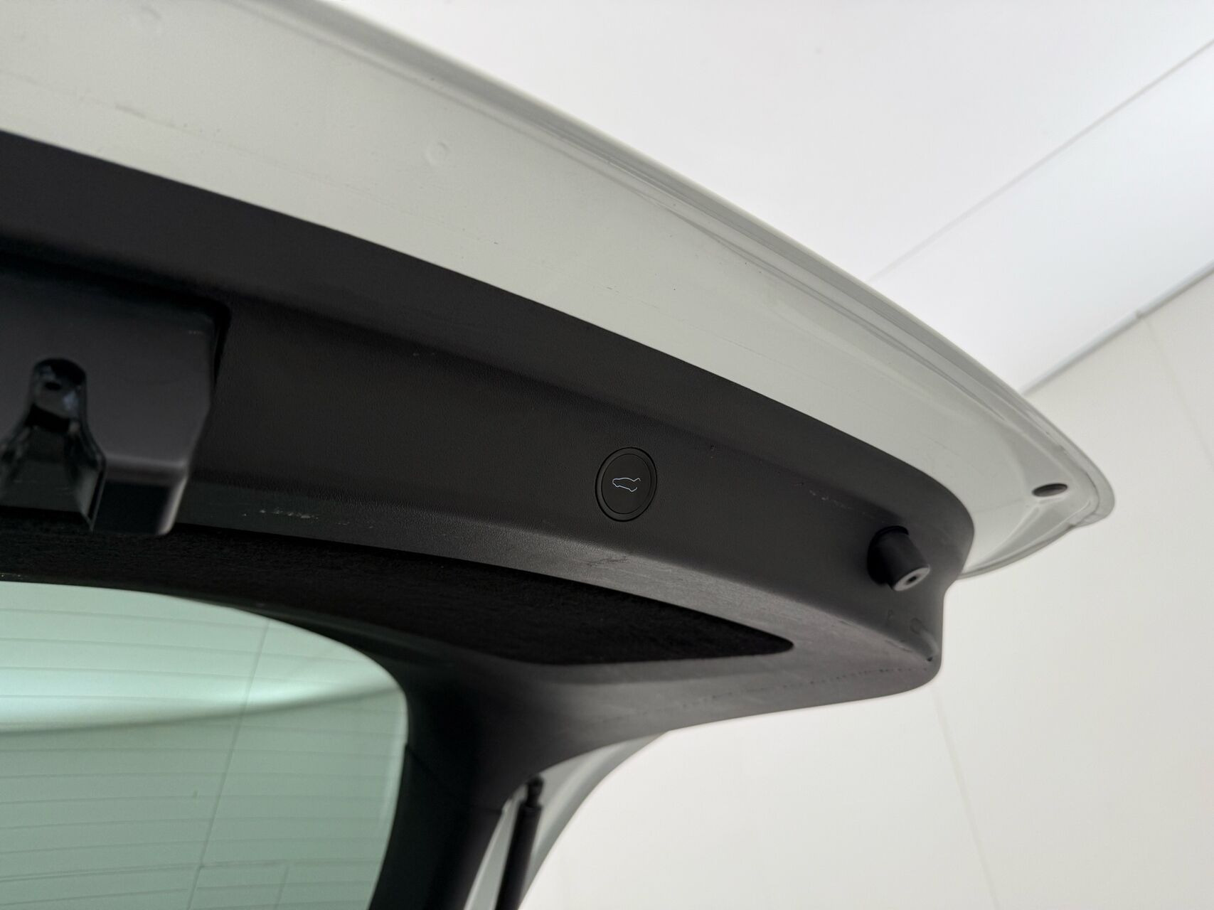 Hvid Tesla Model Y fra 2023