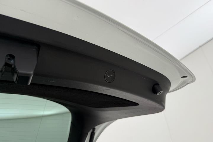 Hvid Tesla Model Y fra 2023