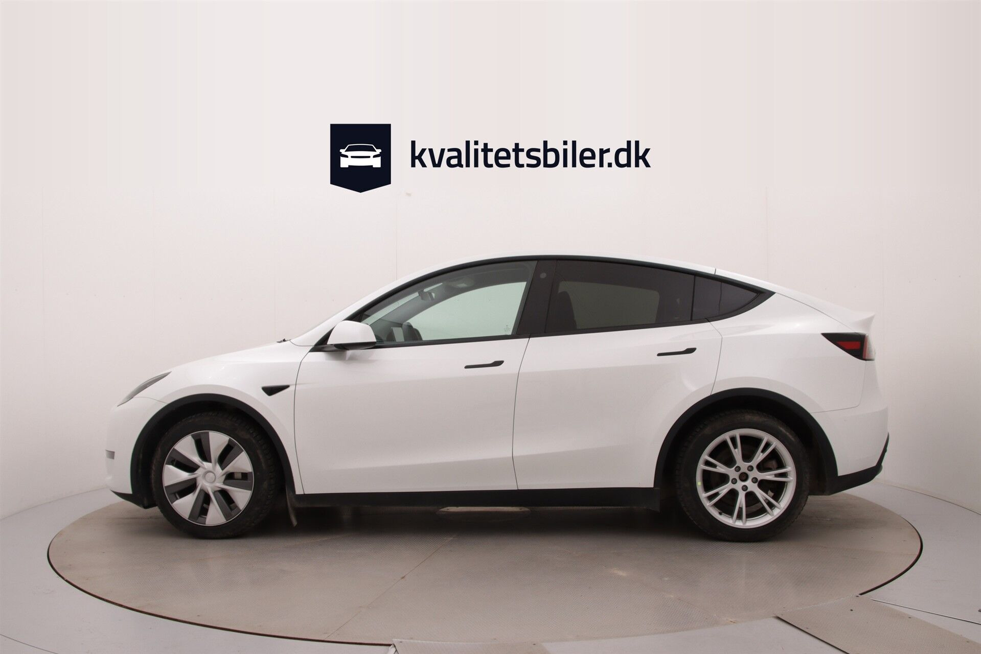Hvid Tesla Model Y fra 2023