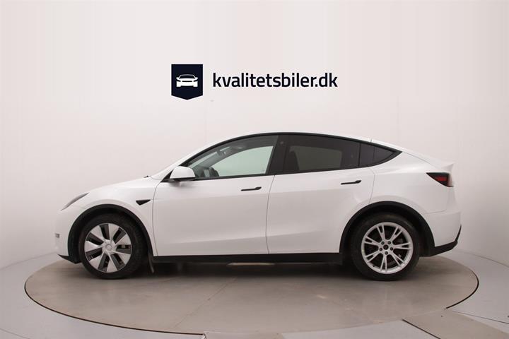 Hvid Tesla Model Y fra 2023