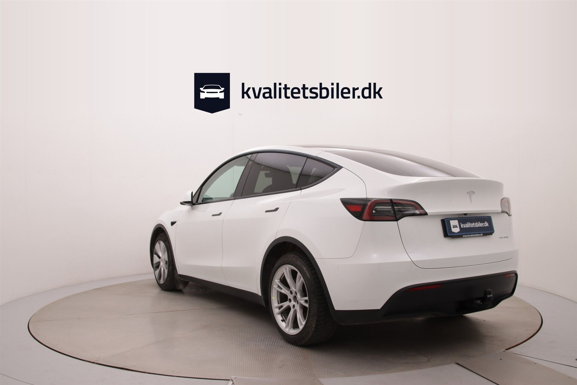Hvid Tesla Model Y fra 2023