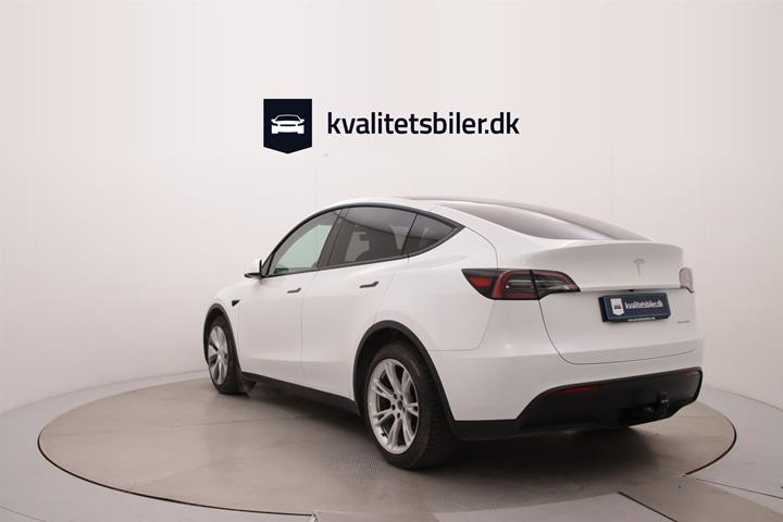Hvid Tesla Model Y fra 2023