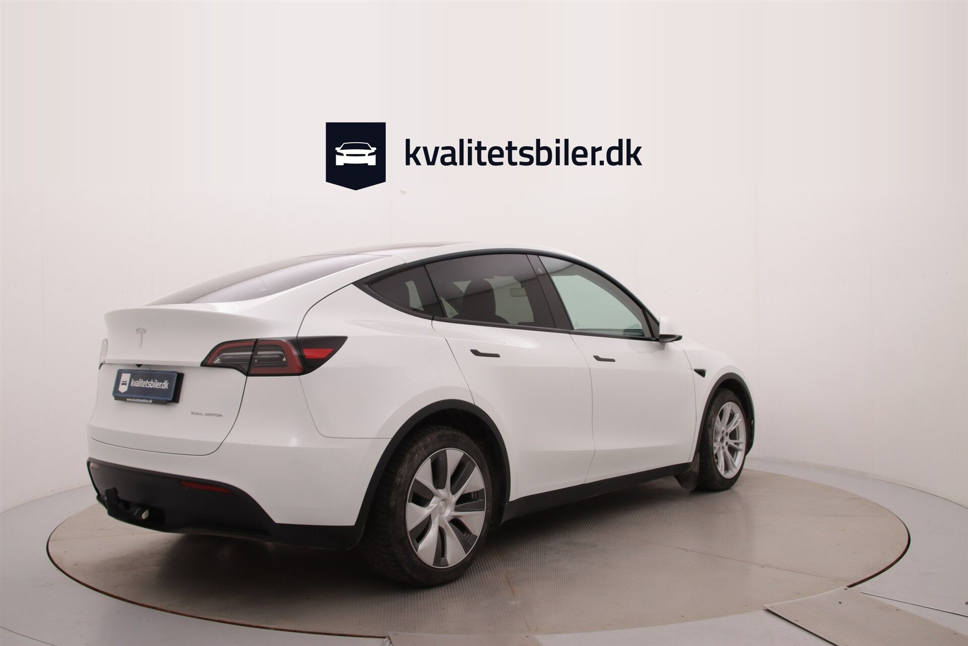 Hvid Tesla Model Y fra 2023