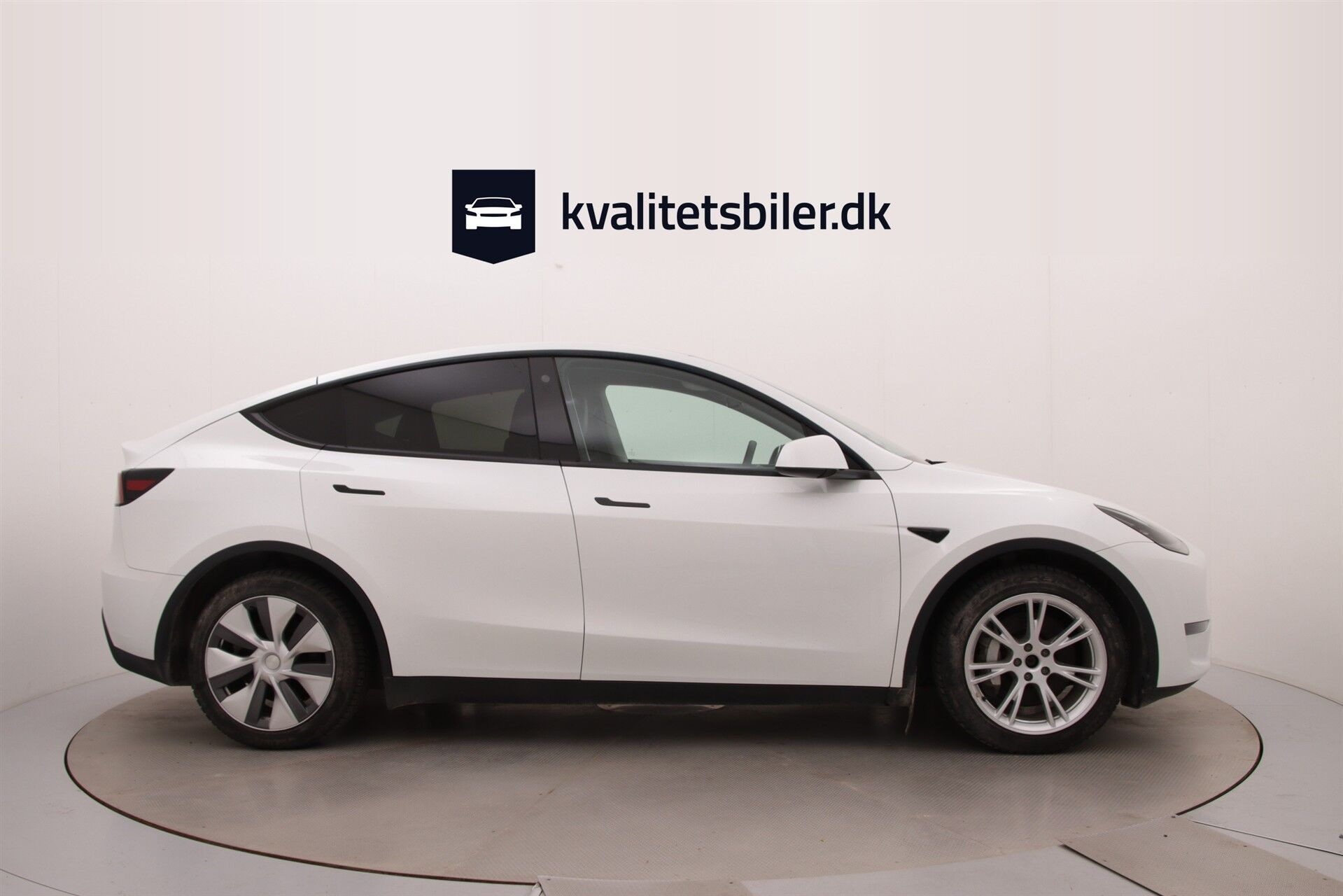 Hvid Tesla Model Y fra 2023