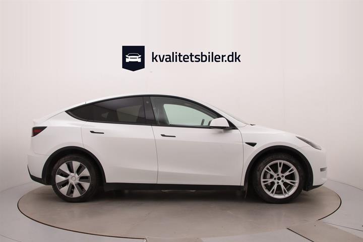 Hvid Tesla Model Y fra 2023