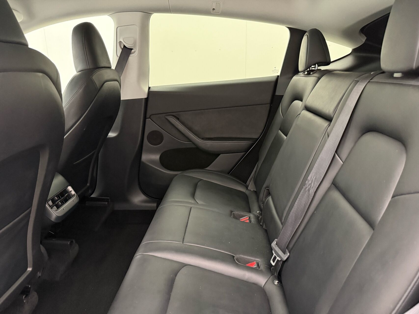 Hvid Tesla Model Y fra 2023