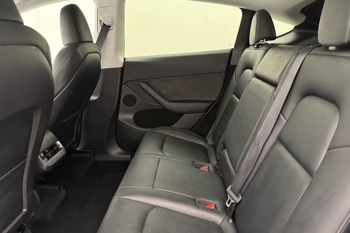 Hvid Tesla Model Y fra 2023
