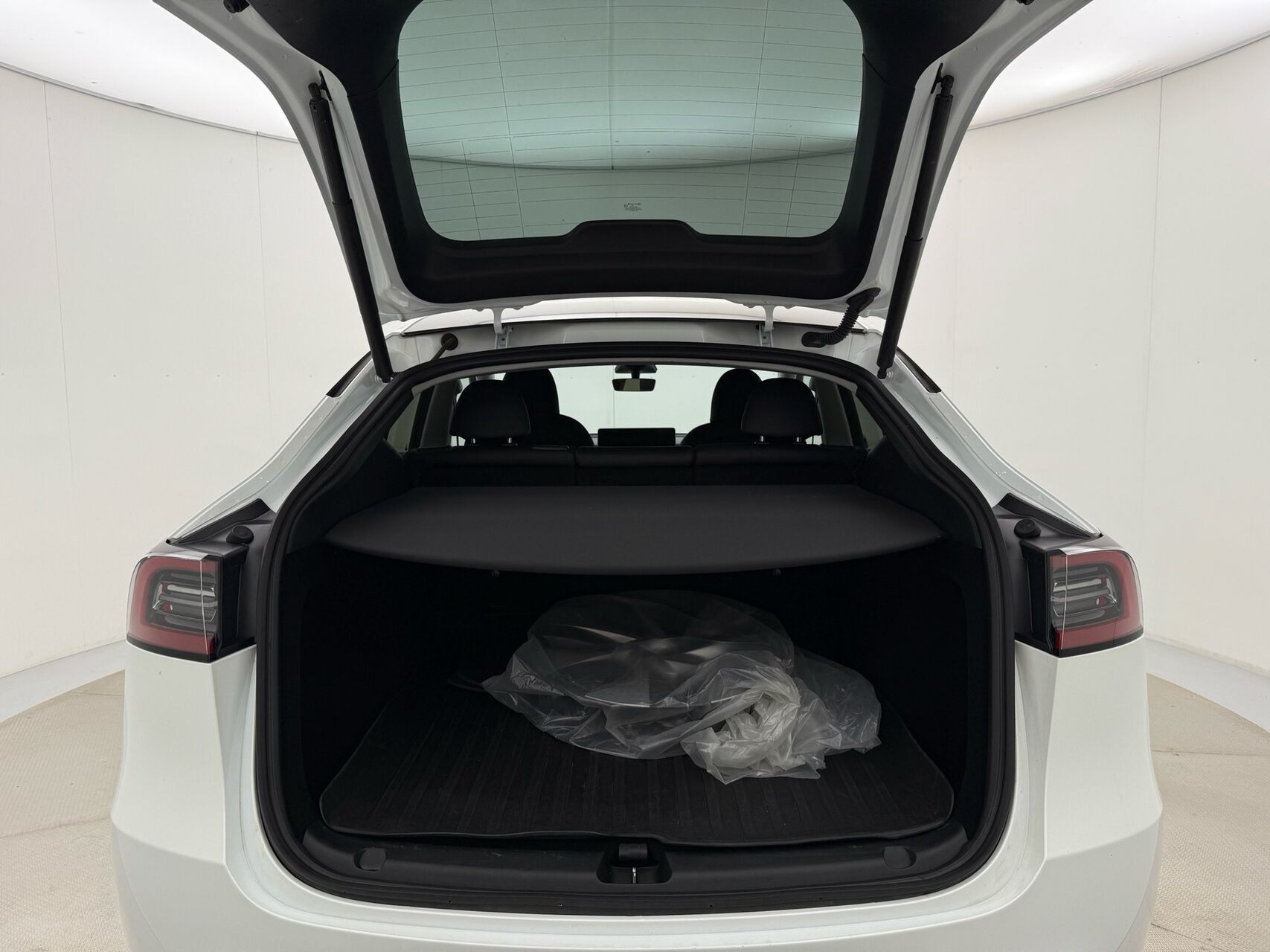 Hvid Tesla Model Y fra 2023