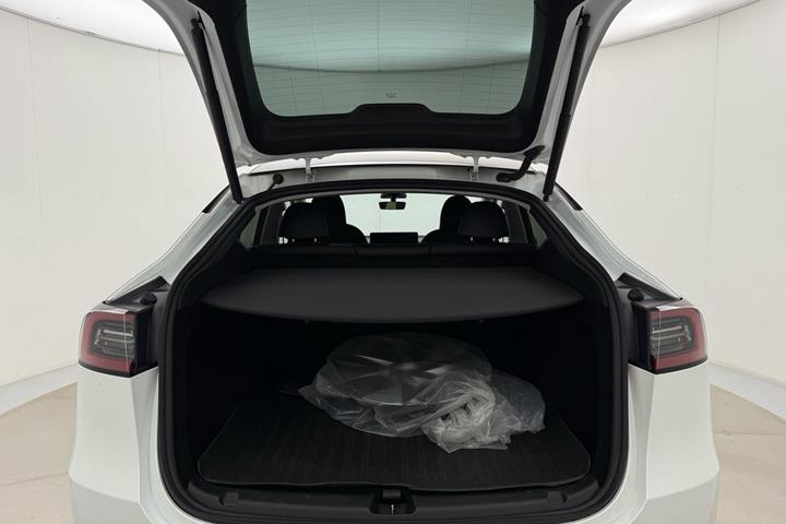 Hvid Tesla Model Y fra 2023
