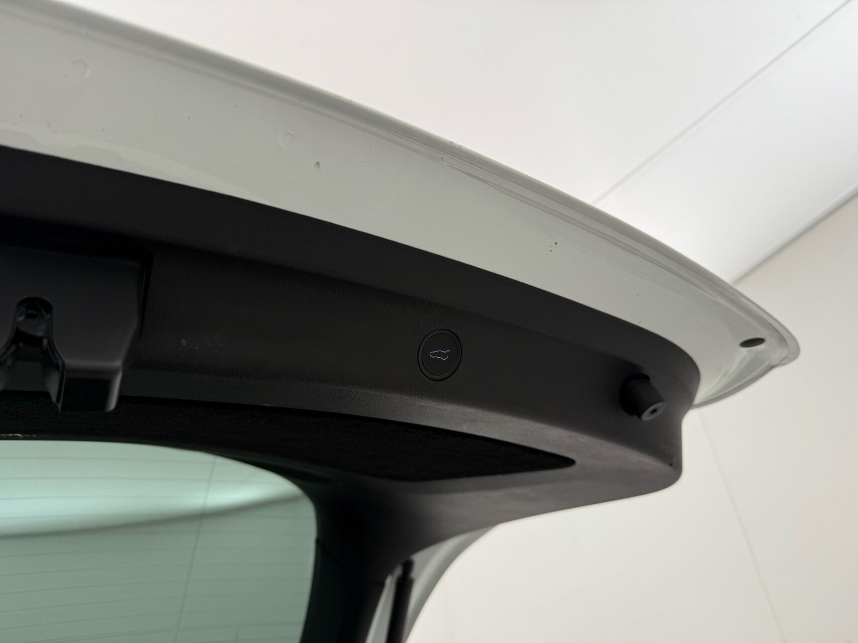 Hvid Tesla Model Y fra 2023