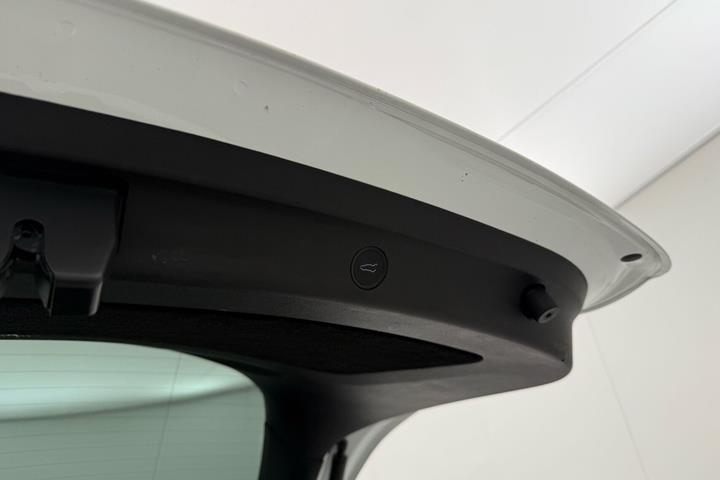 Hvid Tesla Model Y fra 2023
