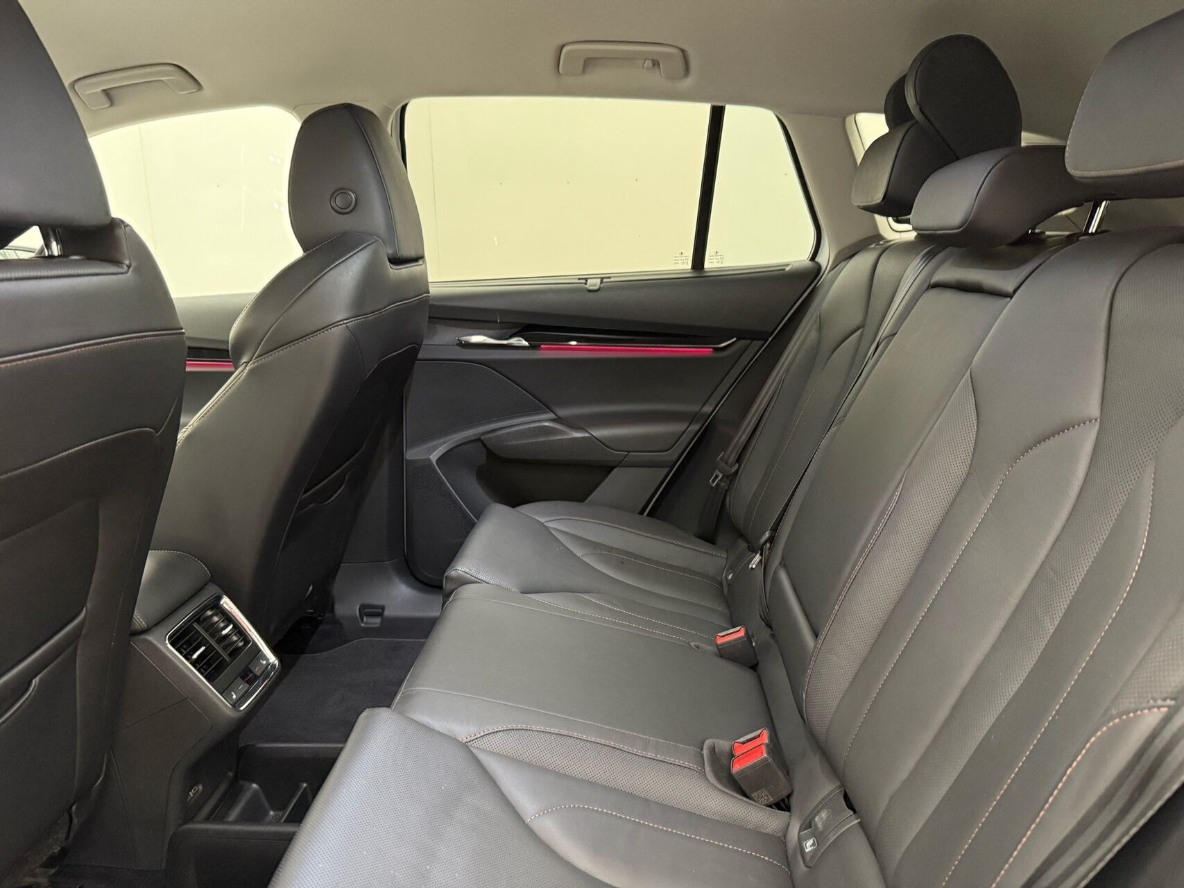 Hvid Skoda Enyaq fra 2021