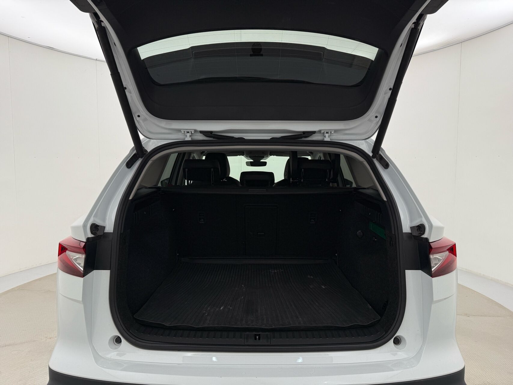 Hvid Skoda Enyaq fra 2021