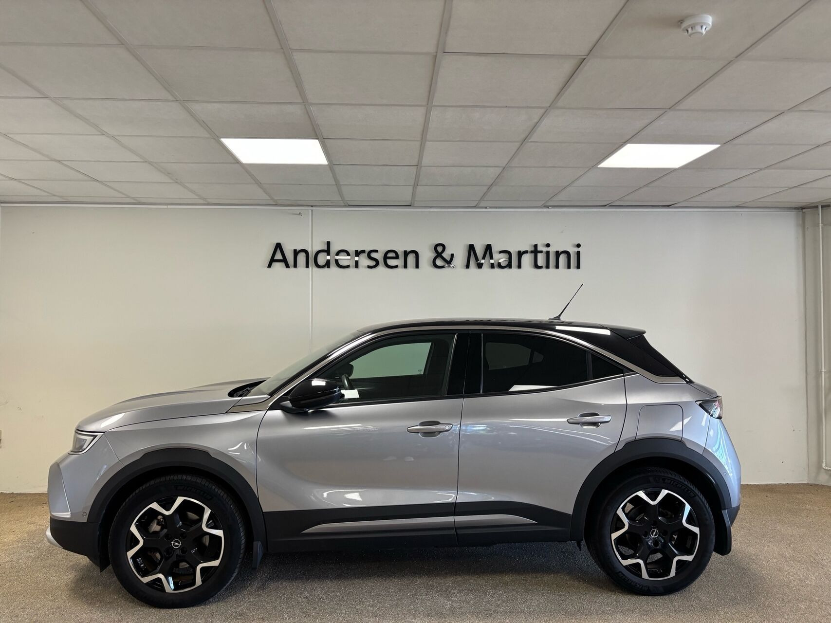 Grå Opel Mokka-e fra 2022
