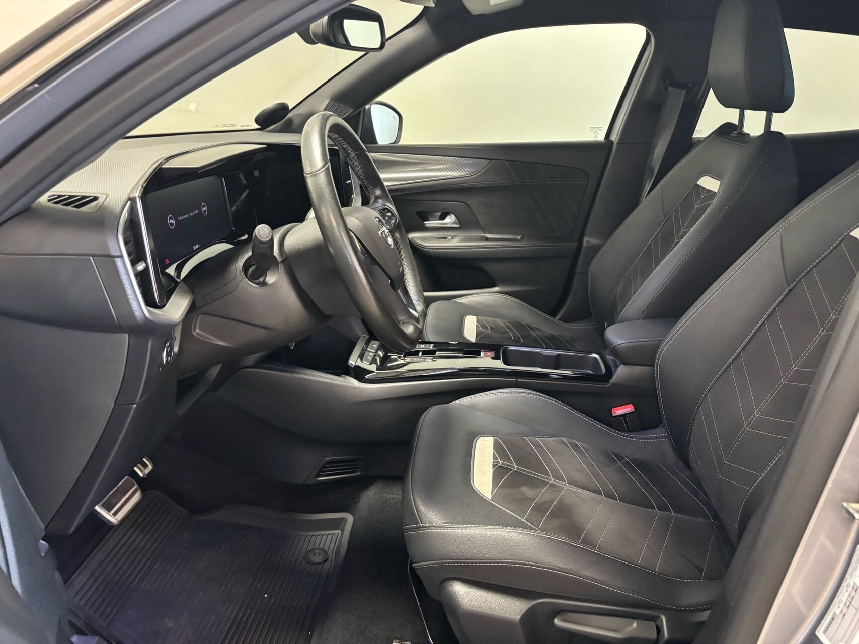 Grå Opel Mokka-e fra 2022