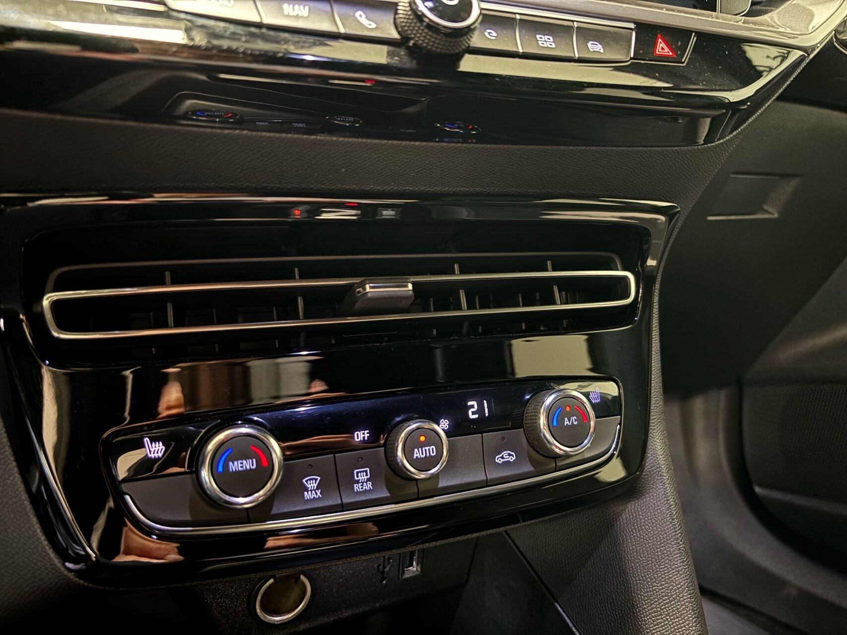 Grå Opel Mokka-e fra 2022