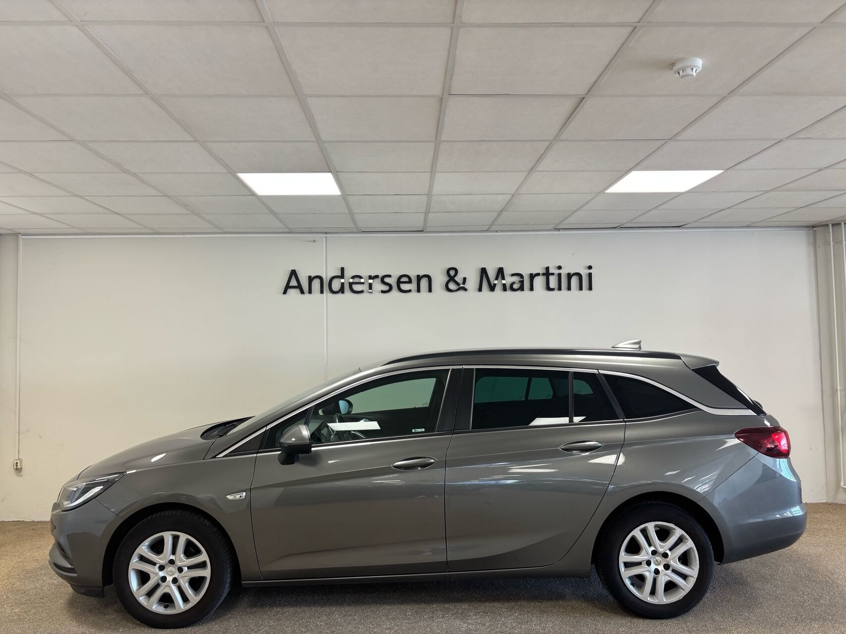 Grå Opel Astra fra 2018