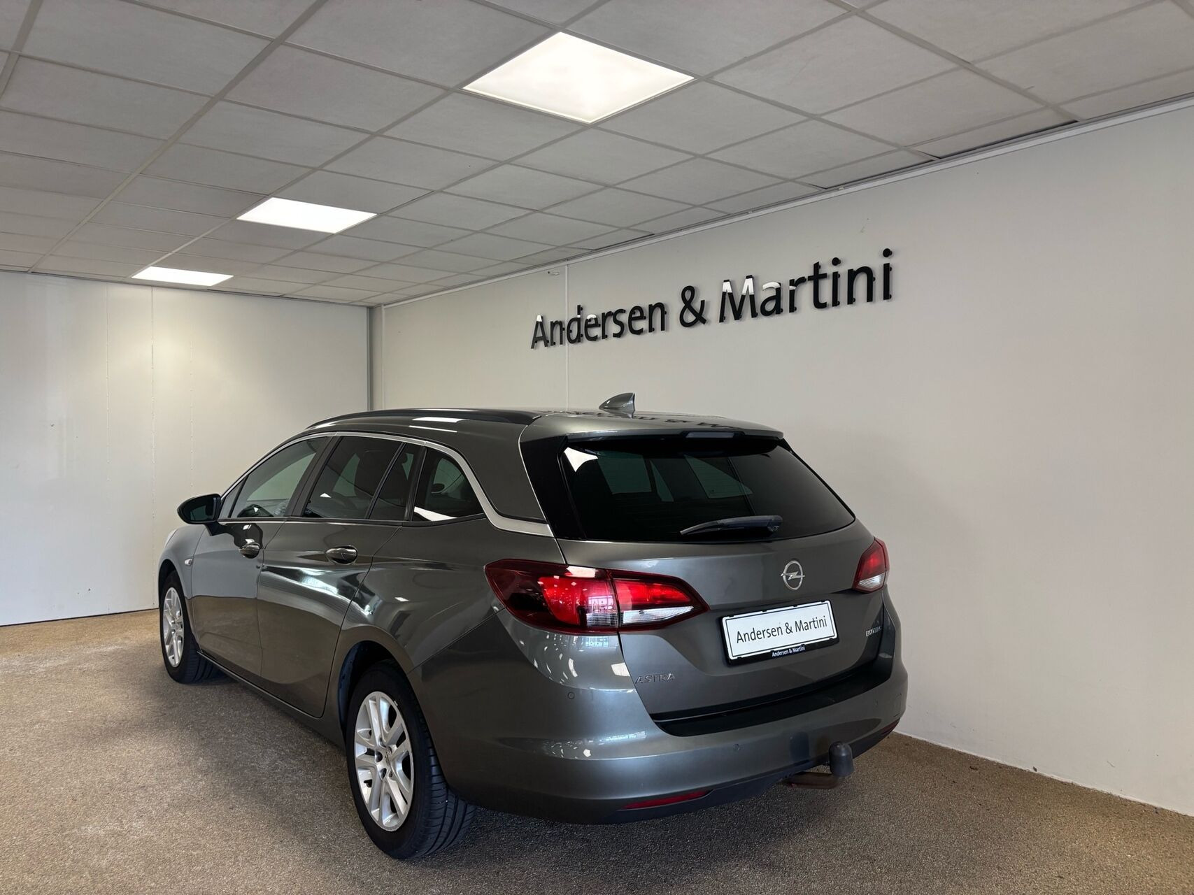 Grå Opel Astra fra 2018