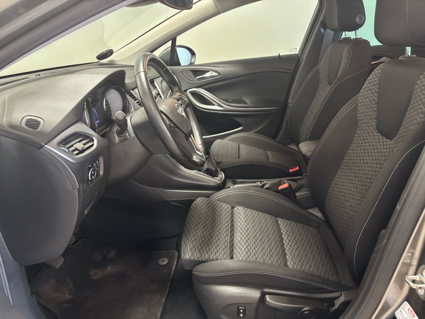 Grå Opel Astra fra 2018
