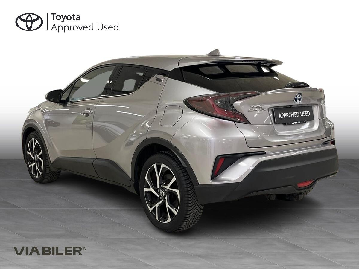Sølv Toyota C-HR fra 2019