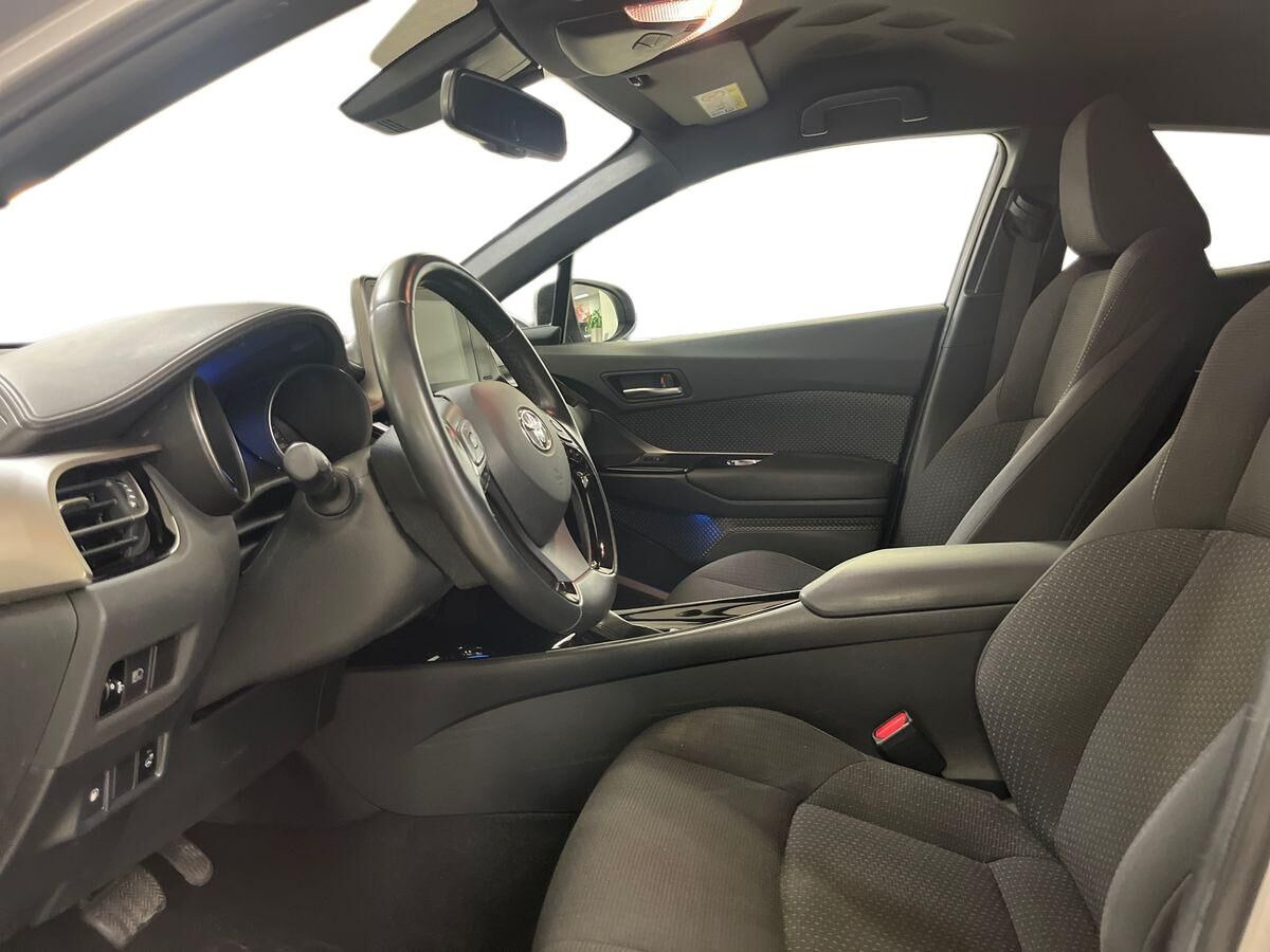 Sølv Toyota C-HR fra 2019