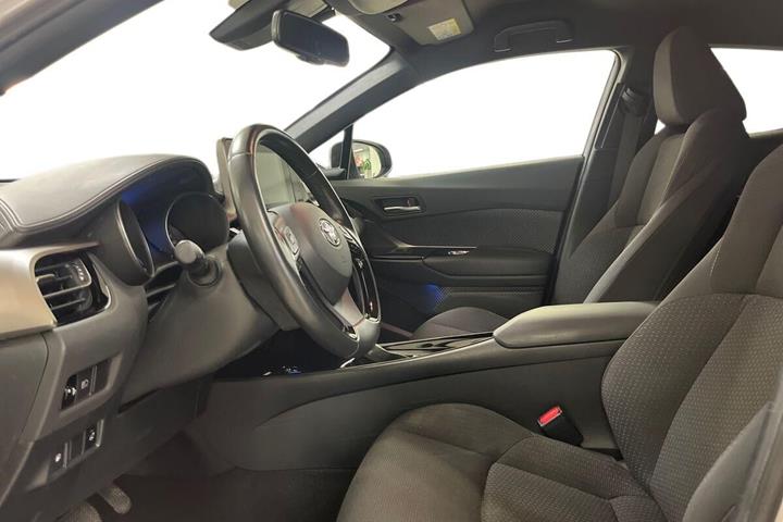 Sølv Toyota C-HR fra 2019