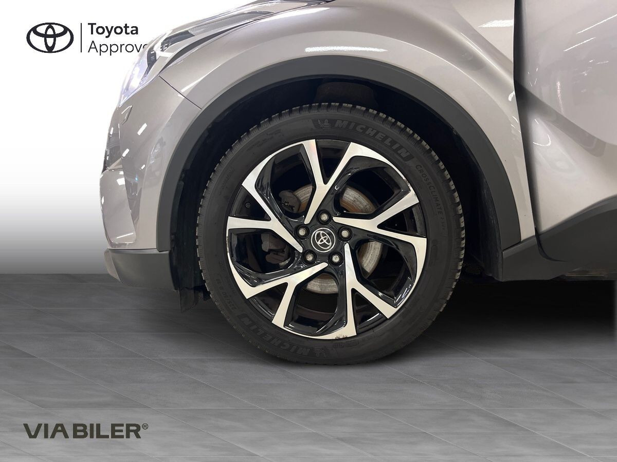 Sølv Toyota C-HR fra 2019